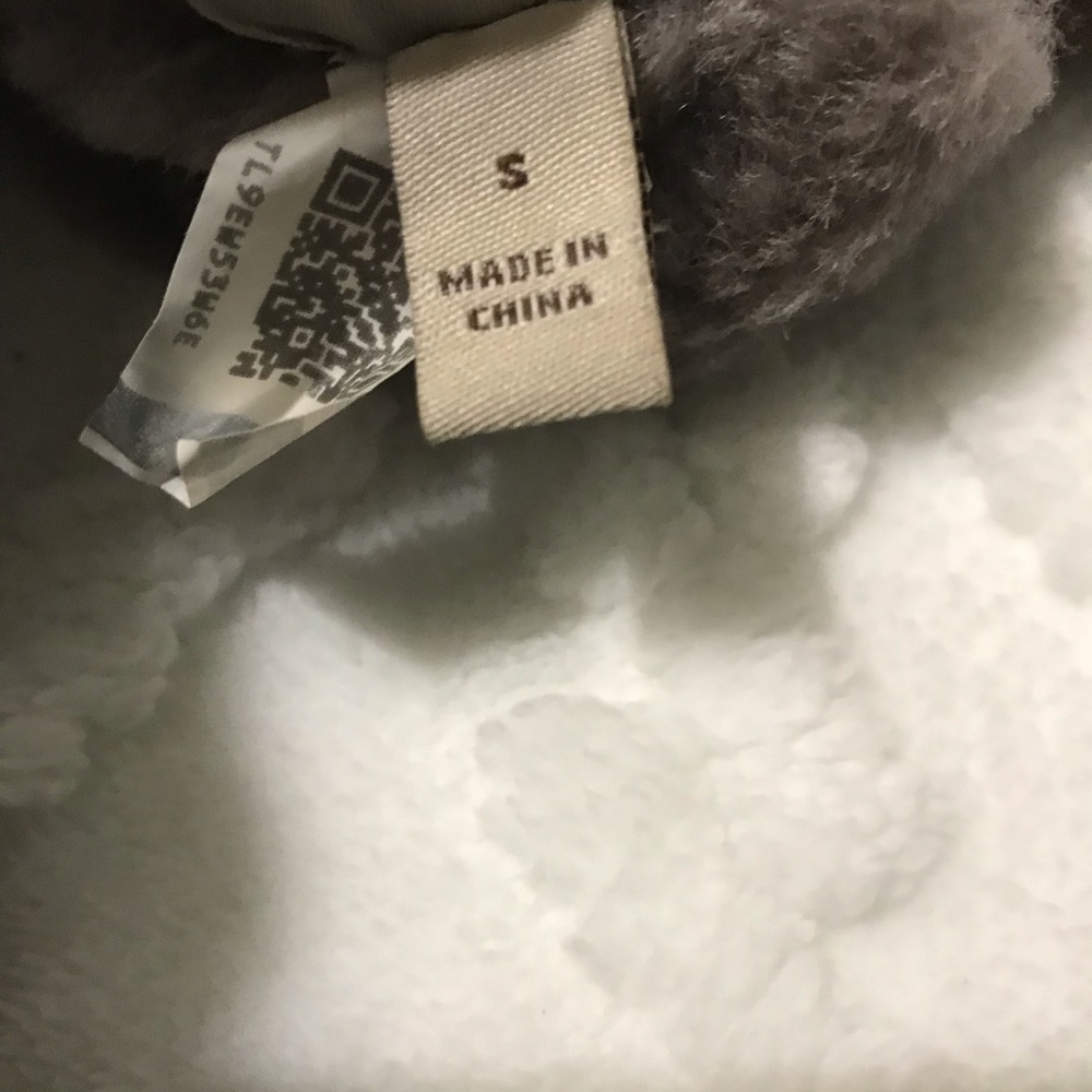 UGG Shearling-Trim Gray Leather Gloves - Picture 9 of 10